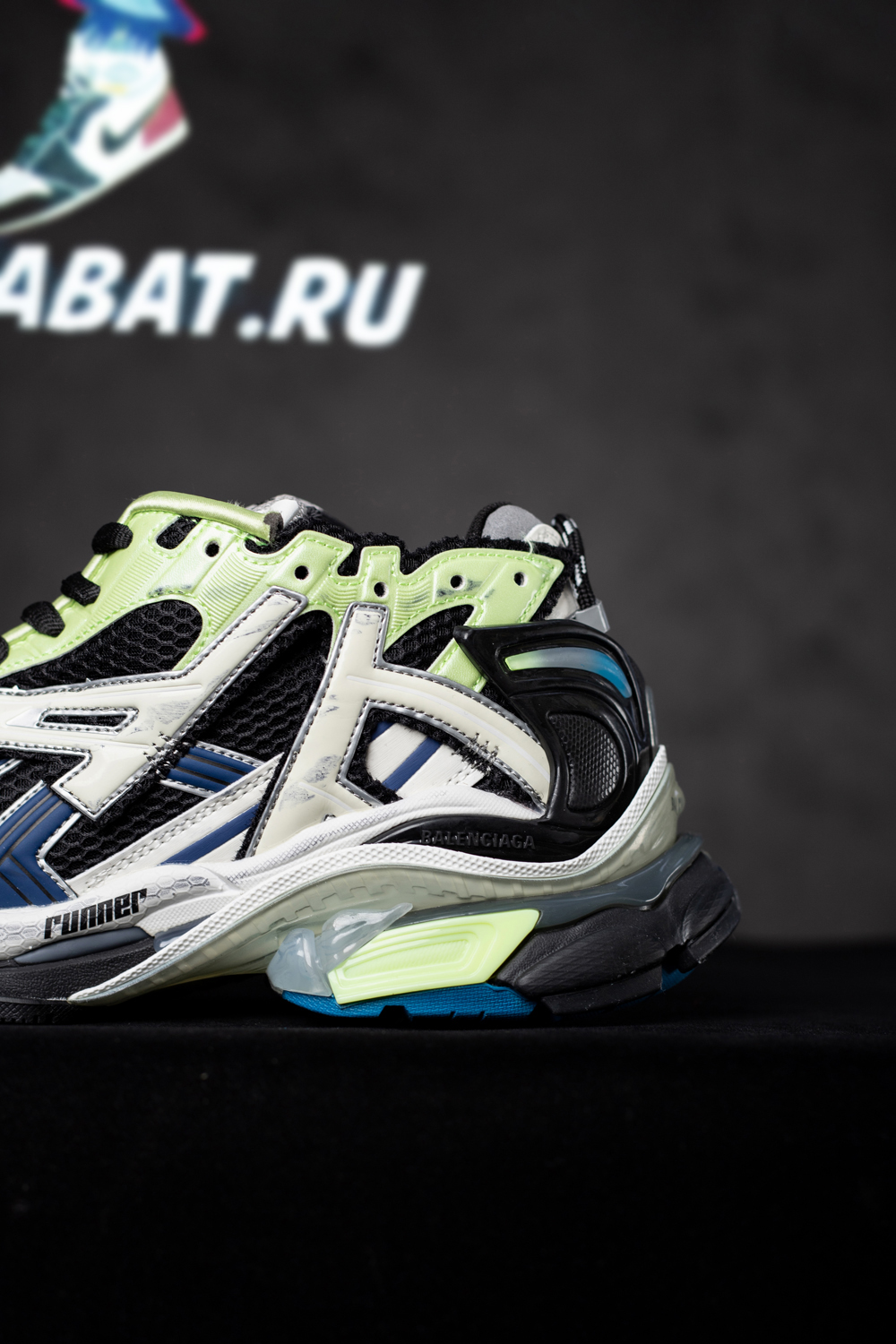 Ba*len*cia*ga runner sneaker 