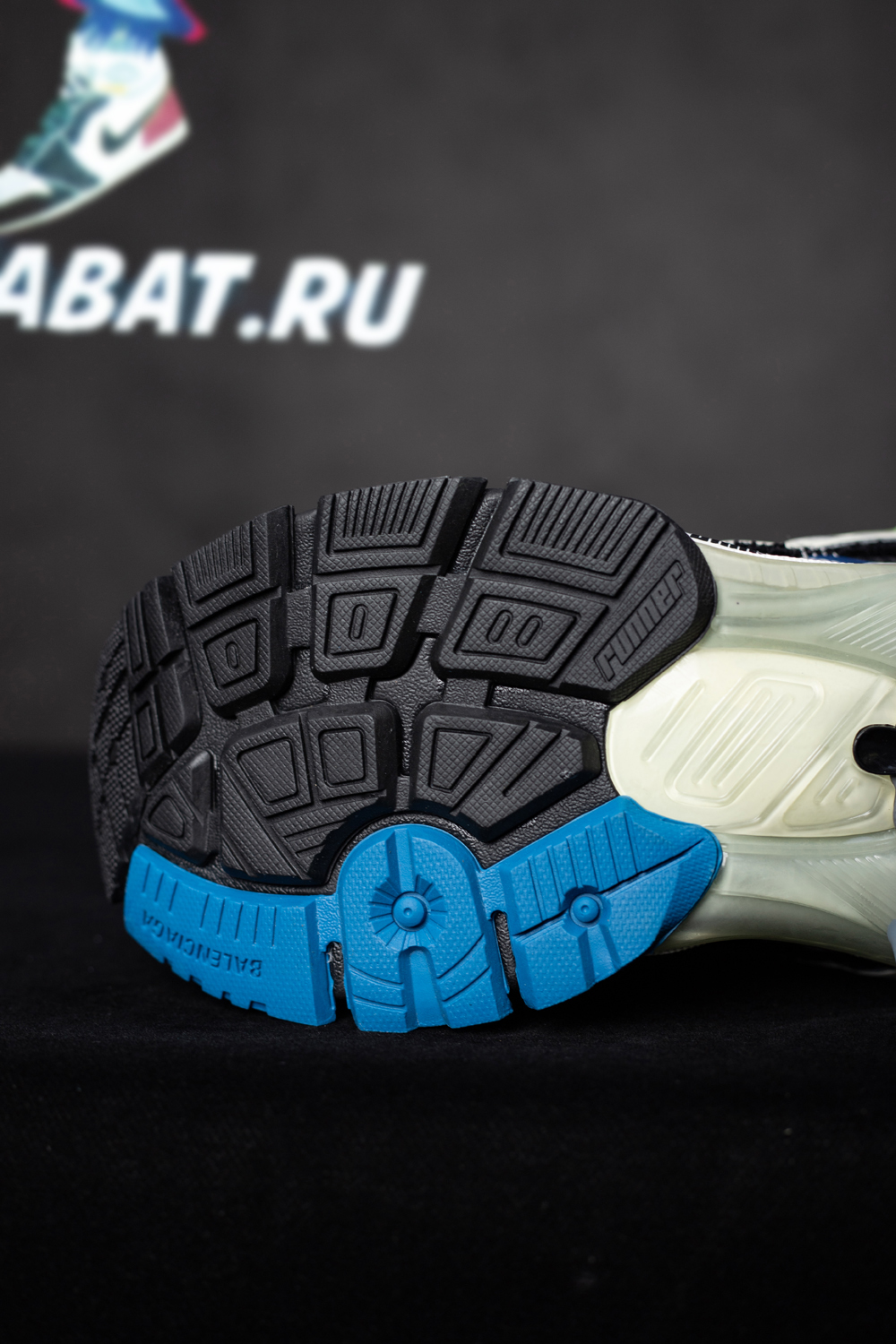 Ba*len*cia*ga runner sneaker 