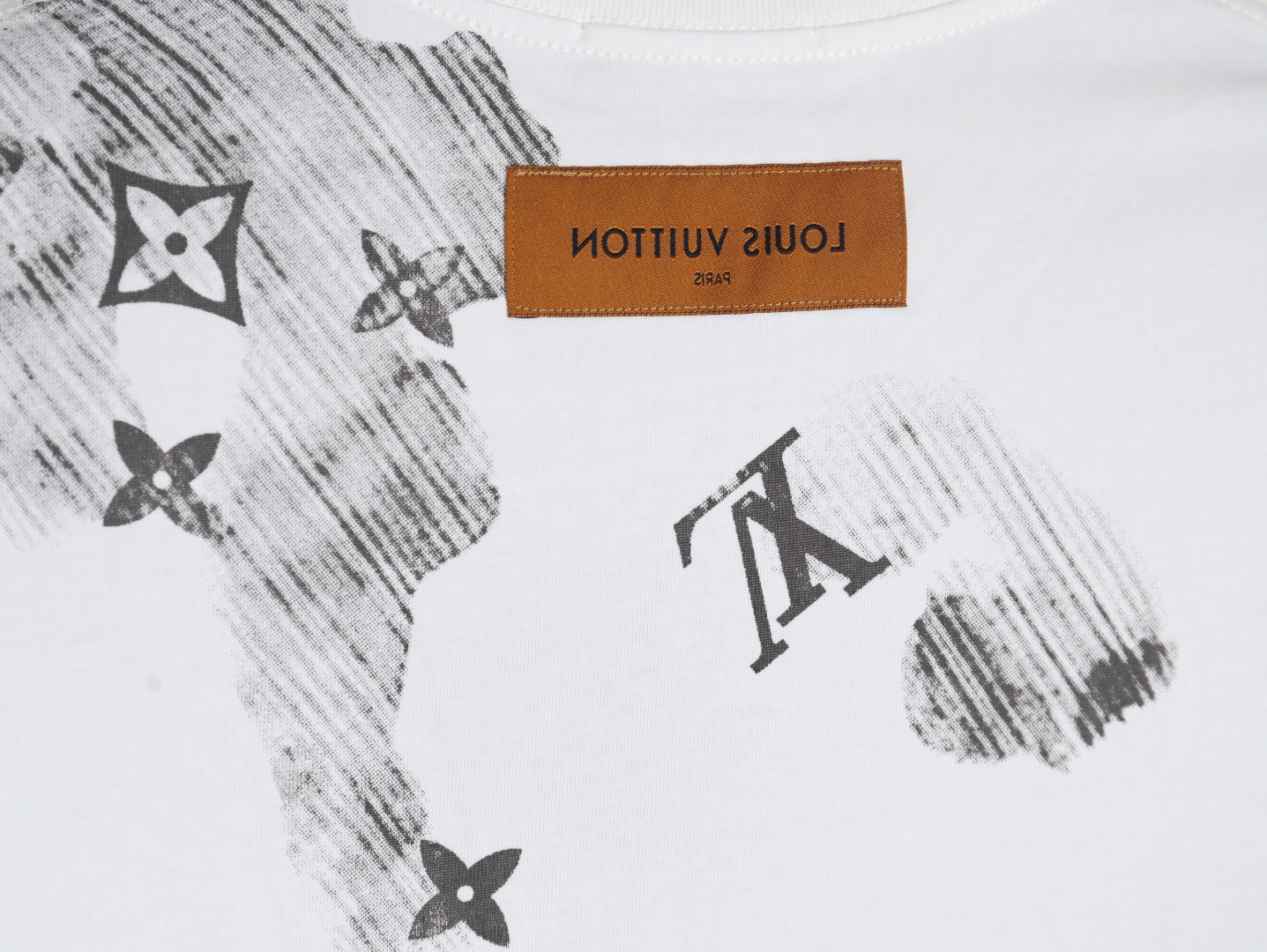 l0*is V*t0n ink smudged letters printed short sleeves