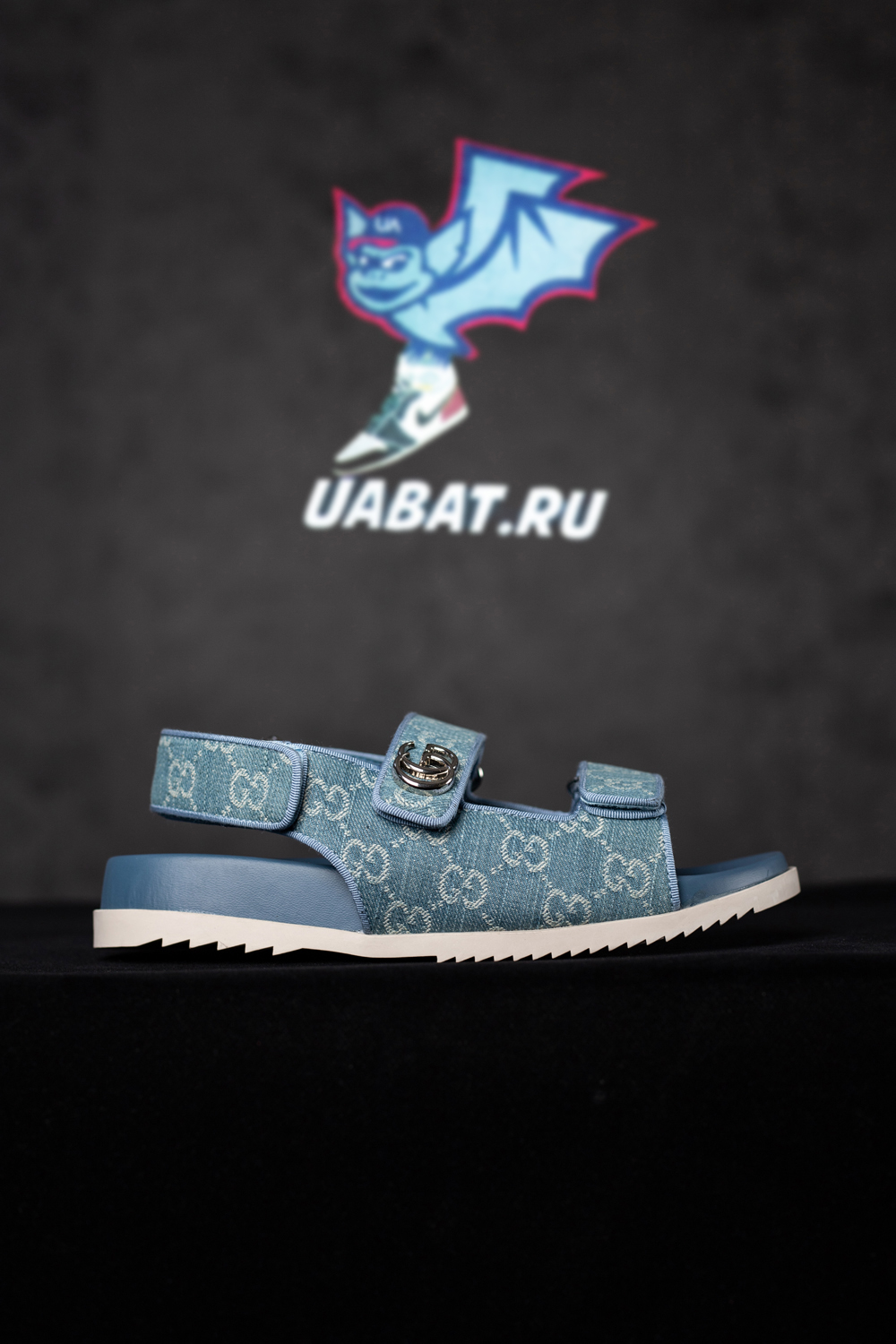 G*u*i sandal with double g