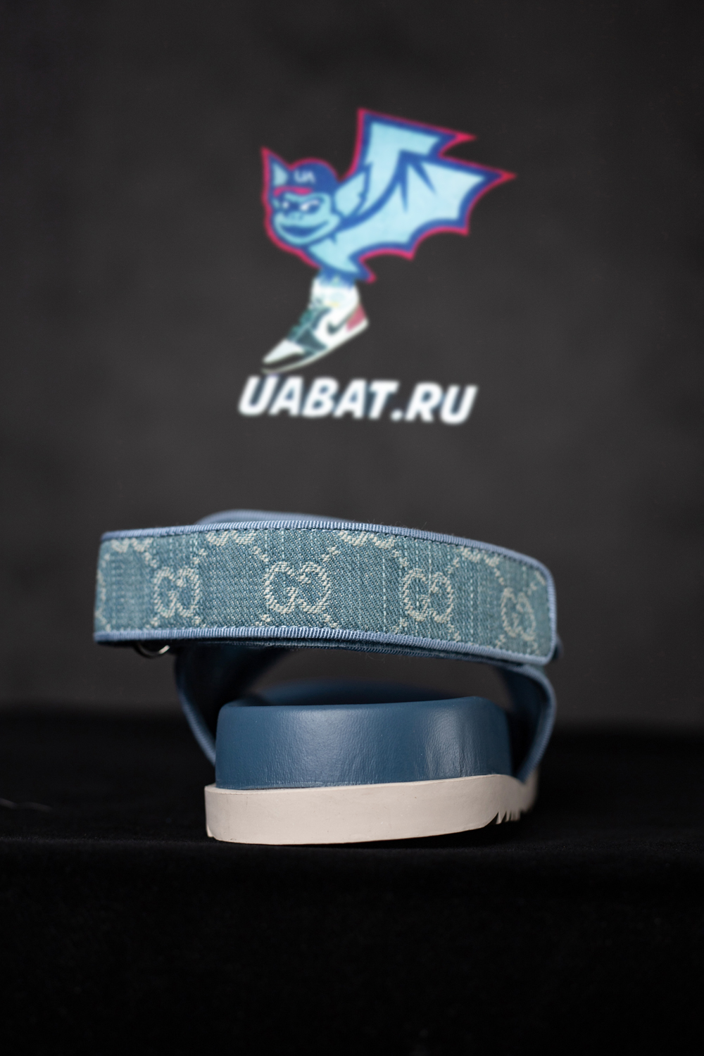 G*u*i sandal with double g