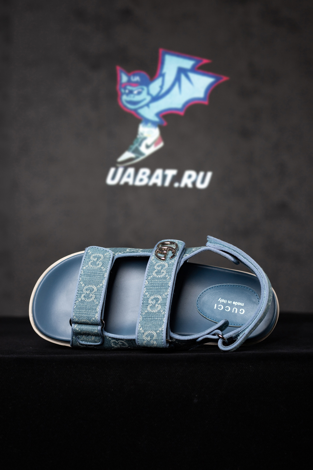 G*u*i sandal with double g