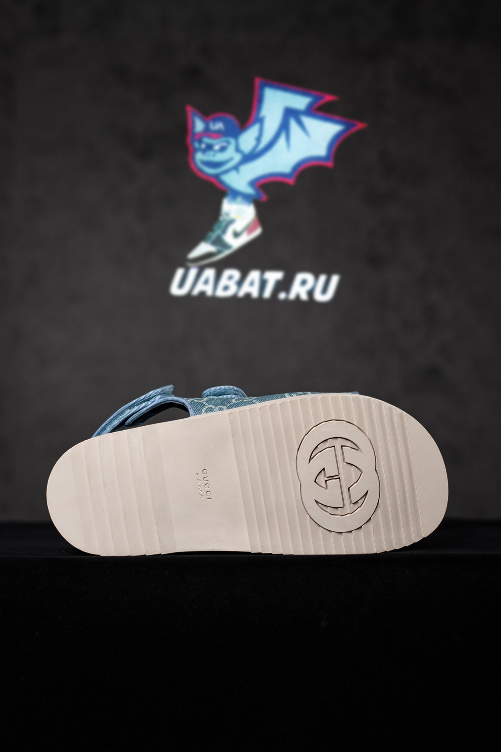 G*u*i sandal with double g