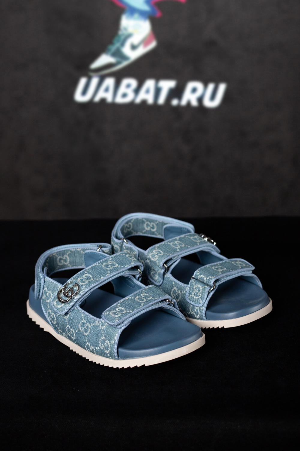 G*u*i sandal with double g