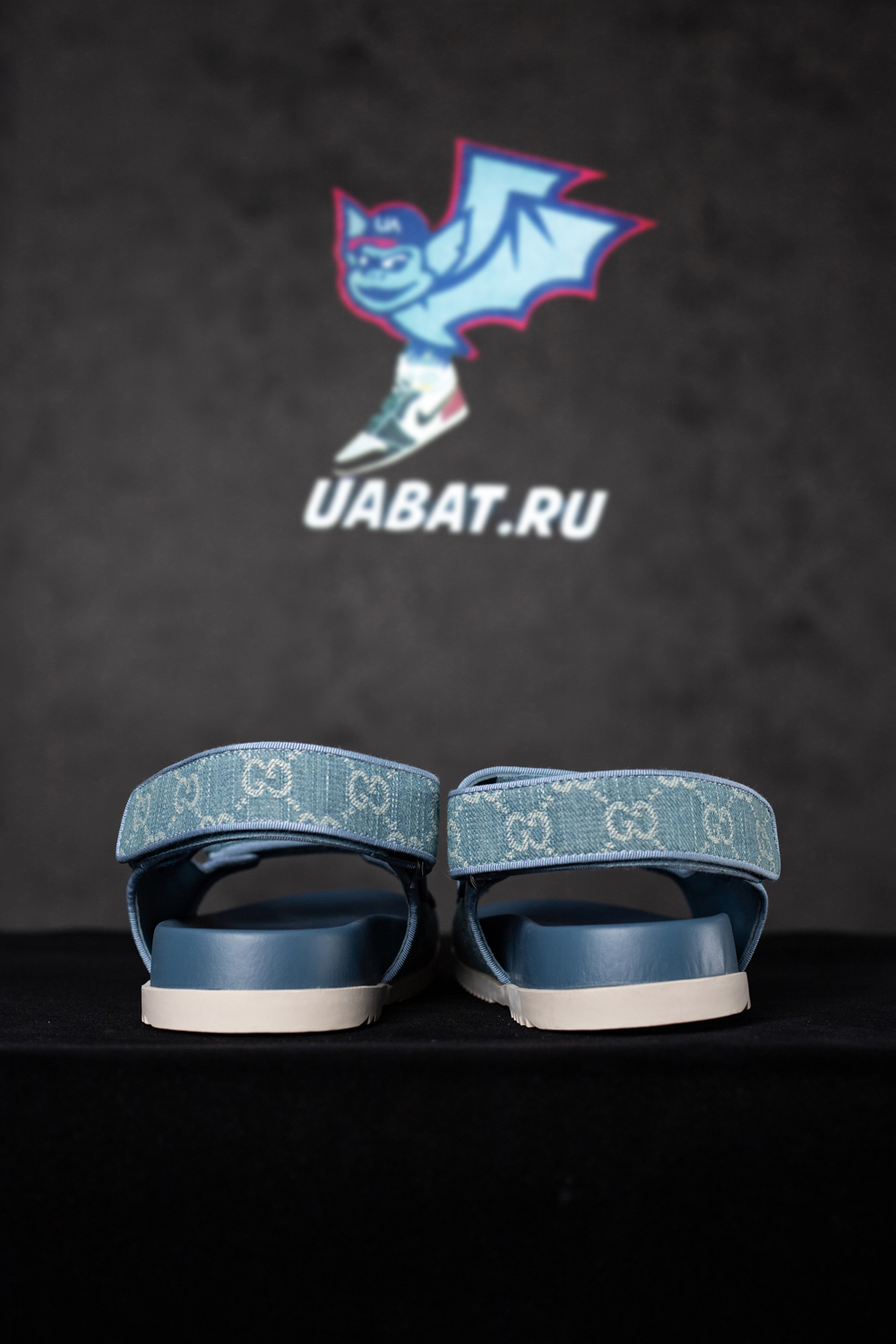 G*u*i sandal with double g