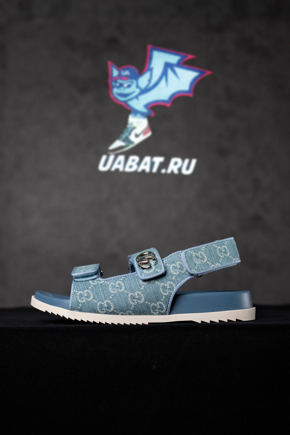 G*u*i sandal with double g