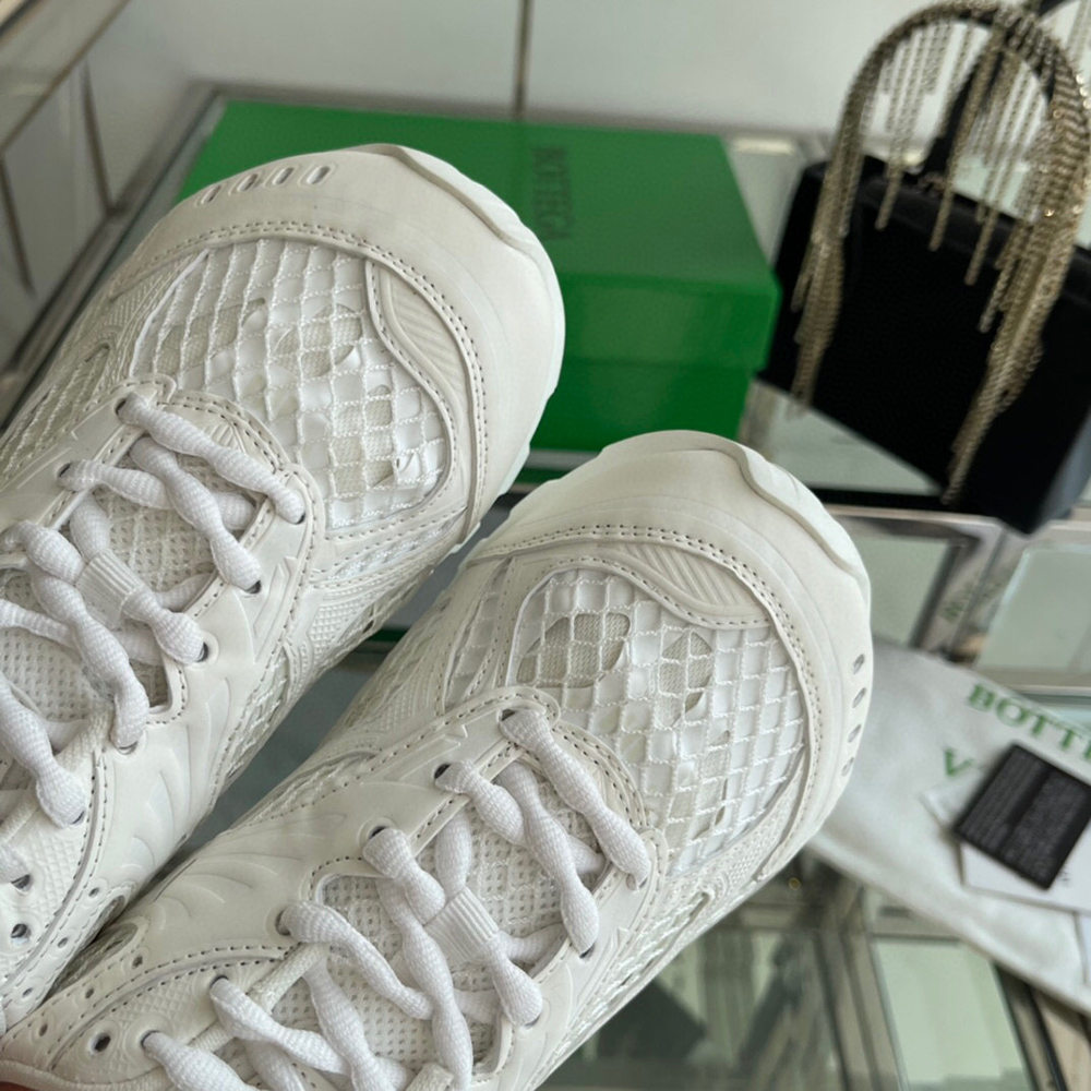 bo*te*ga Ve*ne*ta orbit runner sneaker 