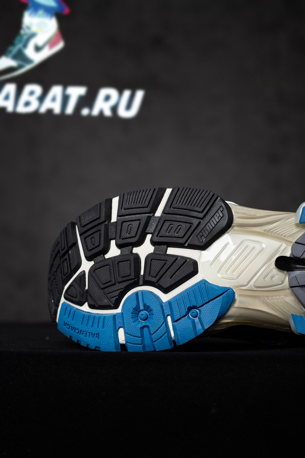 Ba*len*cia*ga runner sneaker 