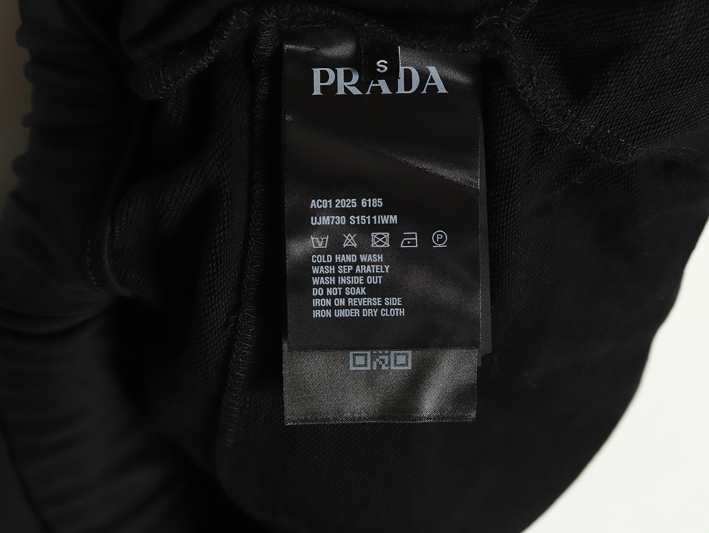 Pra*a multi-pocket logo shorts