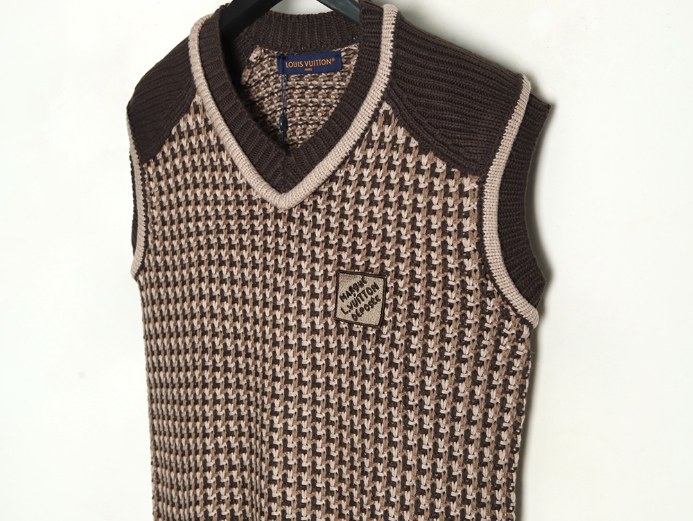 l0*is V*t0n brown check jacquard knit vest
