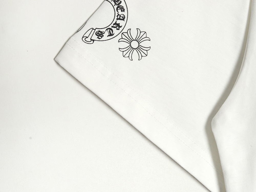 Ch**me He**ts multi-element pocket sanskrit letters short sleeve t-shirt