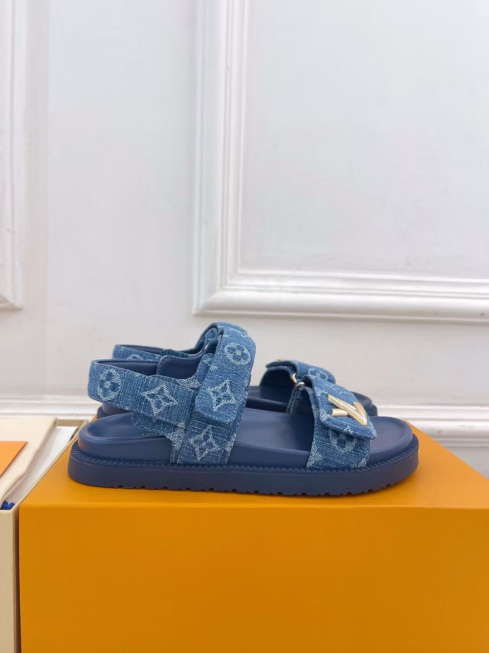 l0*is V*t0n sunset flat comfort sandal 1adidz