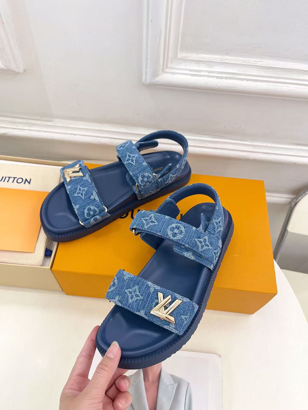 l0*is V*t0n sunset flat comfort sandal 1adidz