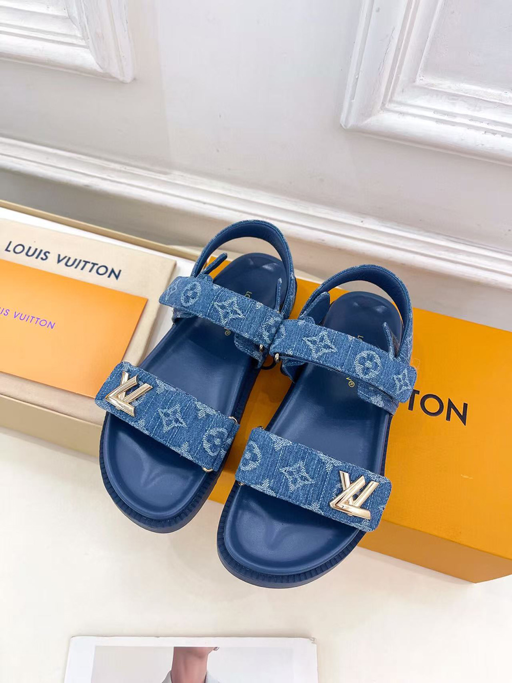 l0*is V*t0n sunset flat comfort sandal 1adidz