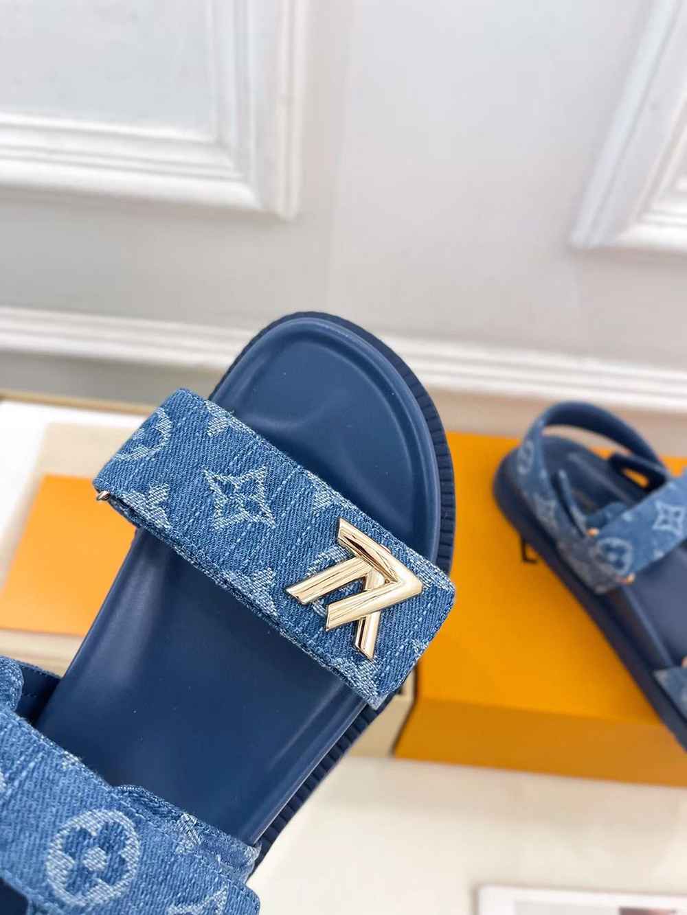 l0*is V*t0n sunset flat comfort sandal 1adidz