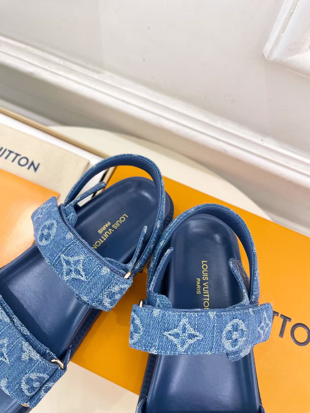 l0*is V*t0n sunset flat comfort sandal 1adidz