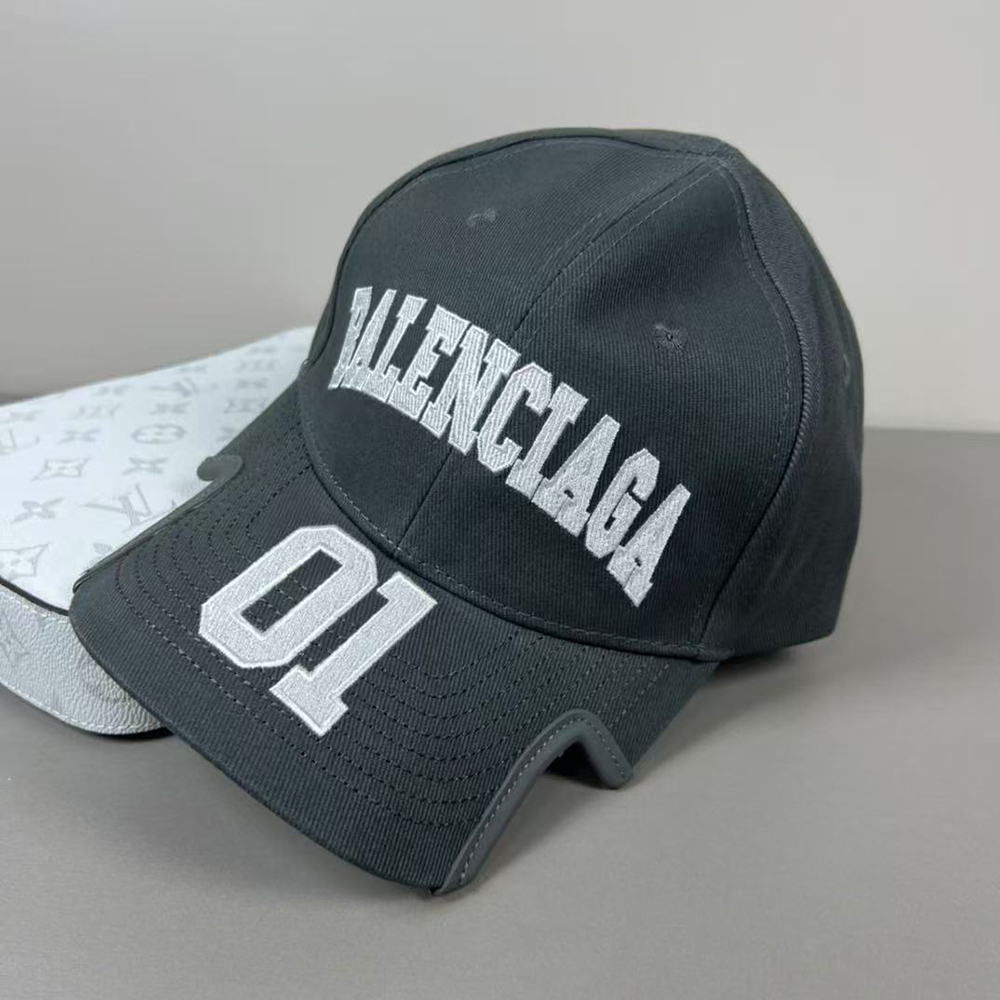 Ba*len*cia*ga cap in black basketball b21000