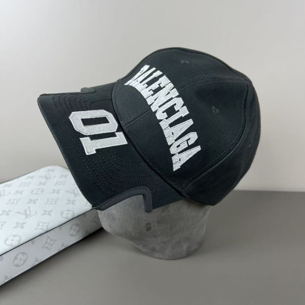 Ba*len*cia*ga cap in black basketball b21000