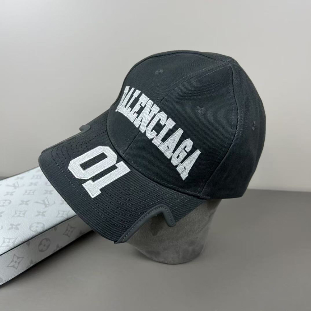 Ba*len*cia*ga cap in black basketball b21000