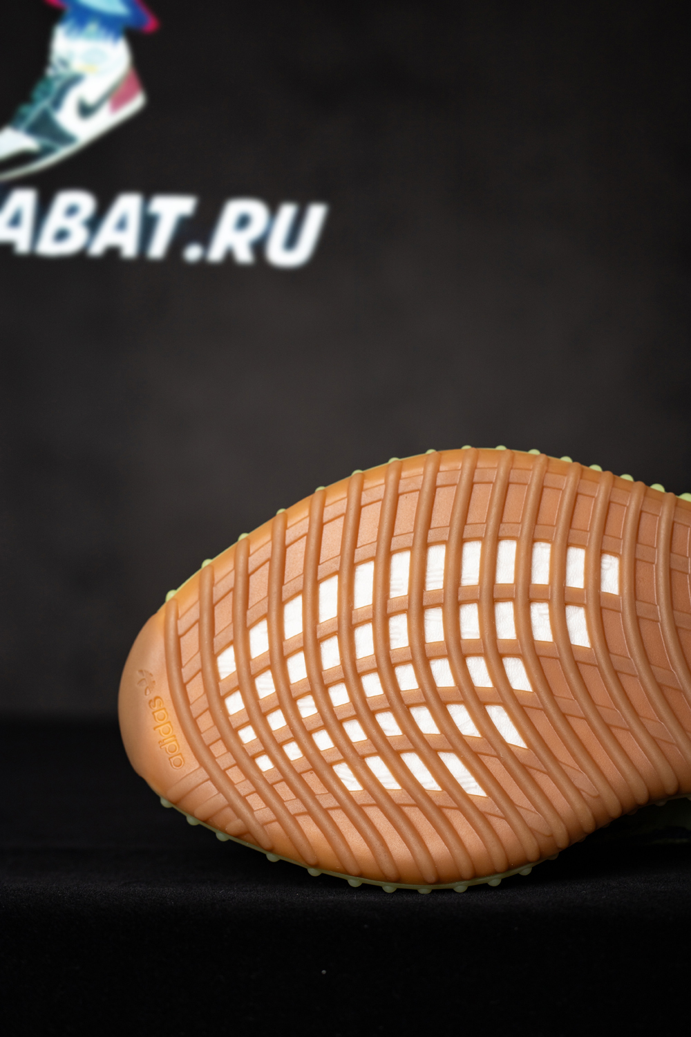 Y**zy boost 350 v2 "frozen yellow"