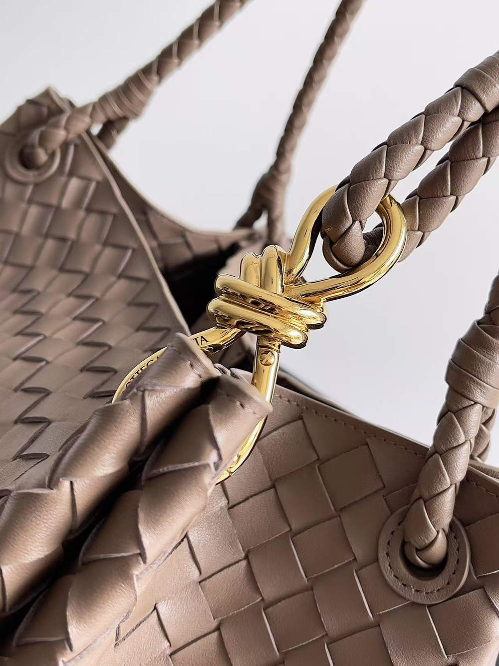 bo*te*ga Ve*ne*ta parachute large shoulder bags 796571 26*30*20cm