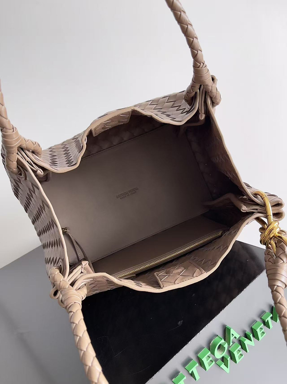 bo*te*ga Ve*ne*ta parachute large shoulder bags 796571 26*30*20cm