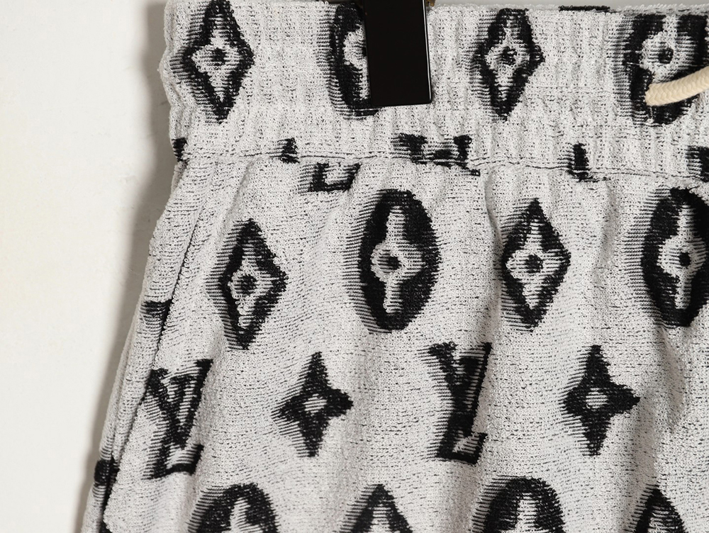 l0*is V*t0n all-over monogram logo jacquard shorts tsk1