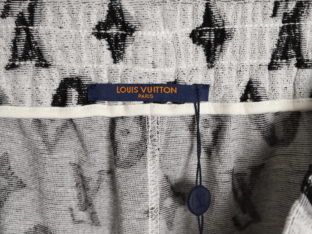 l0*is V*t0n all-over monogram logo jacquard shorts tsk1