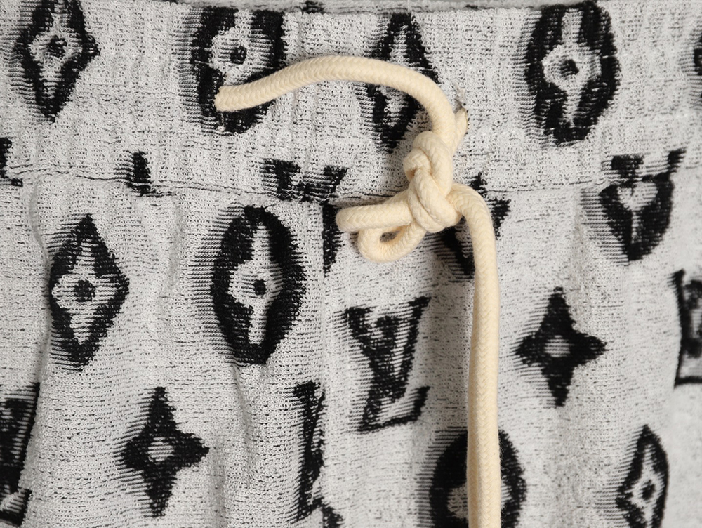 l0*is V*t0n all-over monogram logo jacquard shorts tsk1
