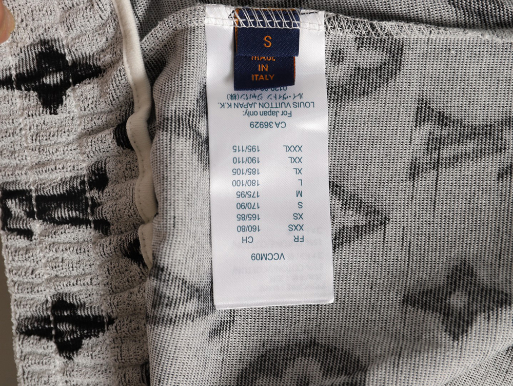 l0*is V*t0n all-over monogram logo jacquard shorts tsk1