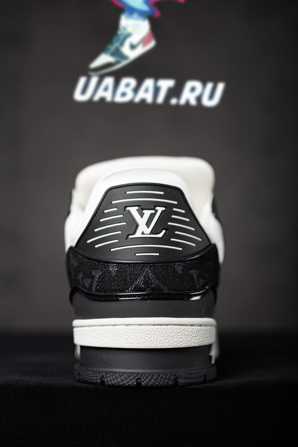 l0*is V*t0n trainer white black