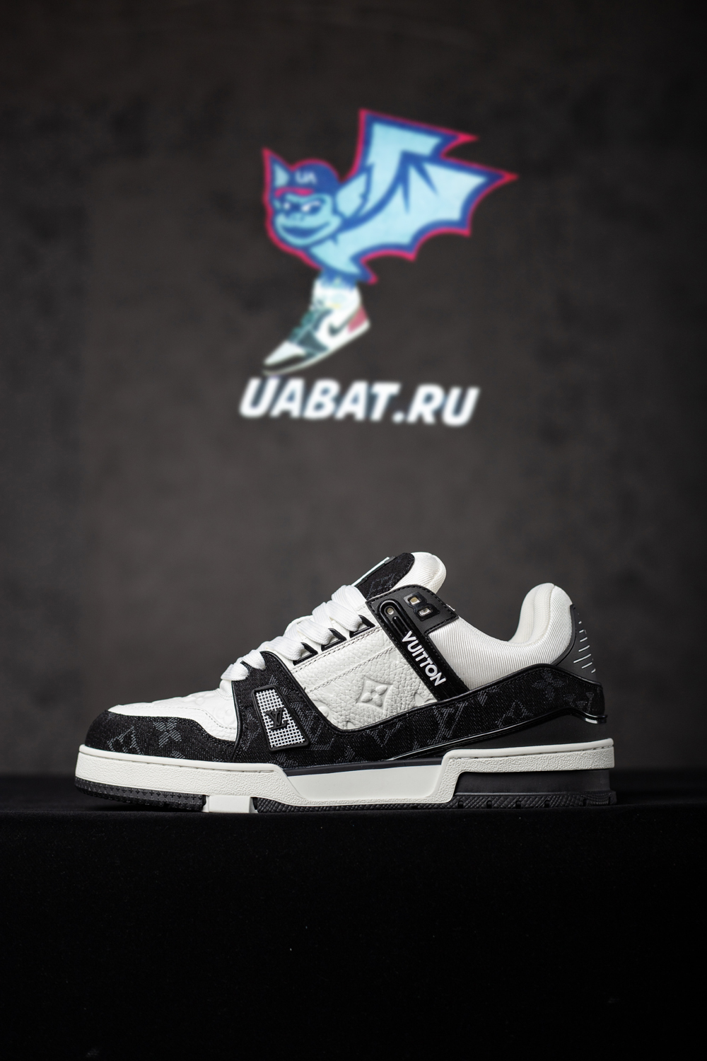 l0*is V*t0n trainer white black