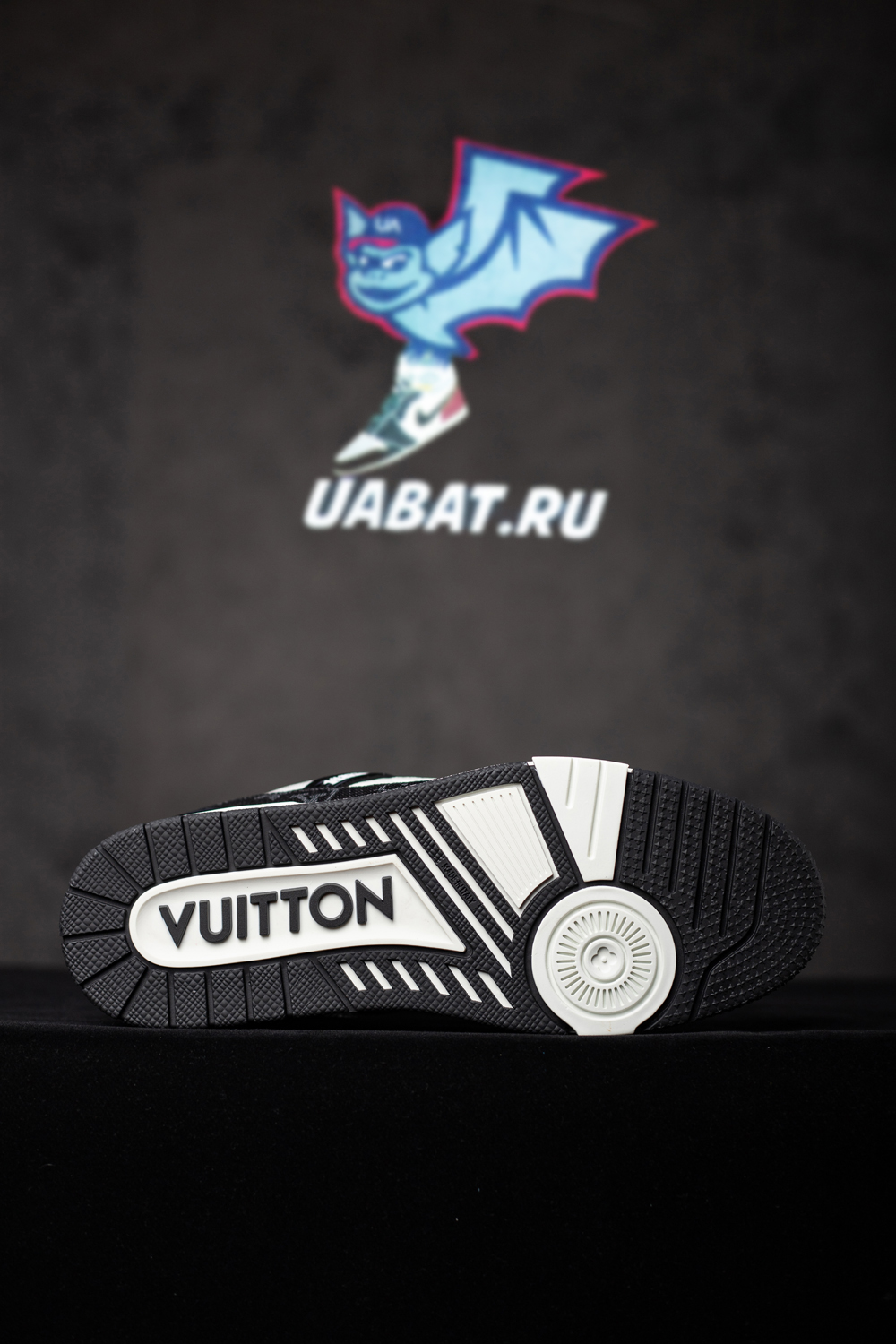 l0*is V*t0n trainer white black