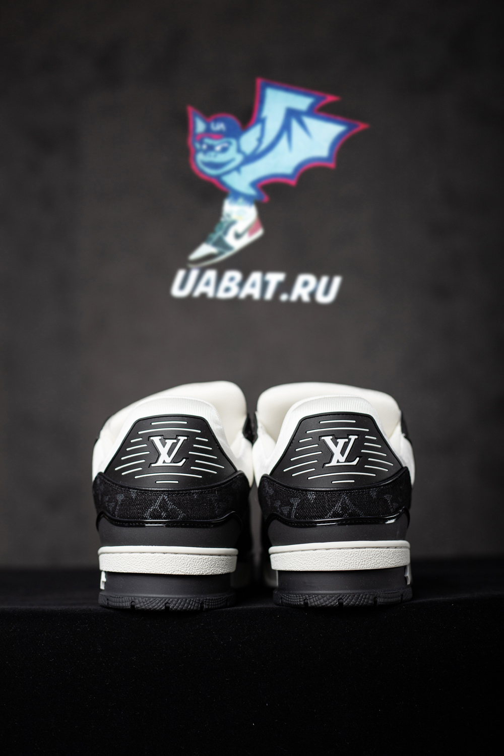 l0*is V*t0n trainer white black