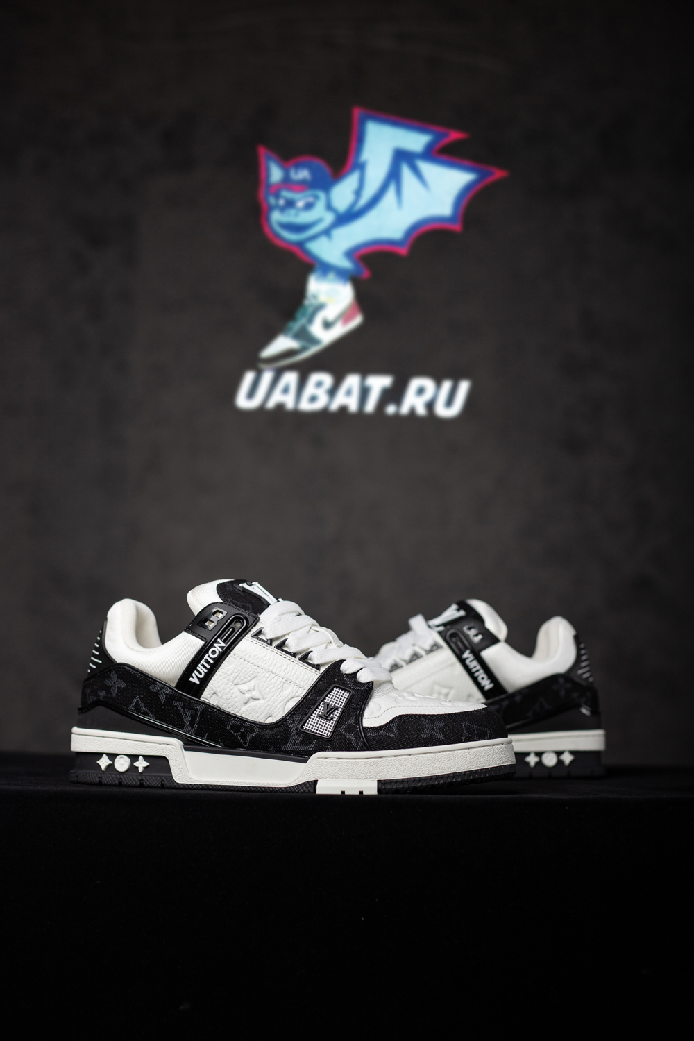 l0*is V*t0n trainer white black