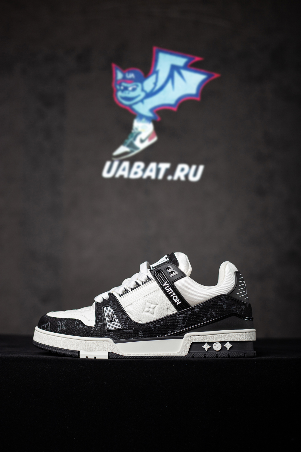 l0*is V*t0n trainer white black