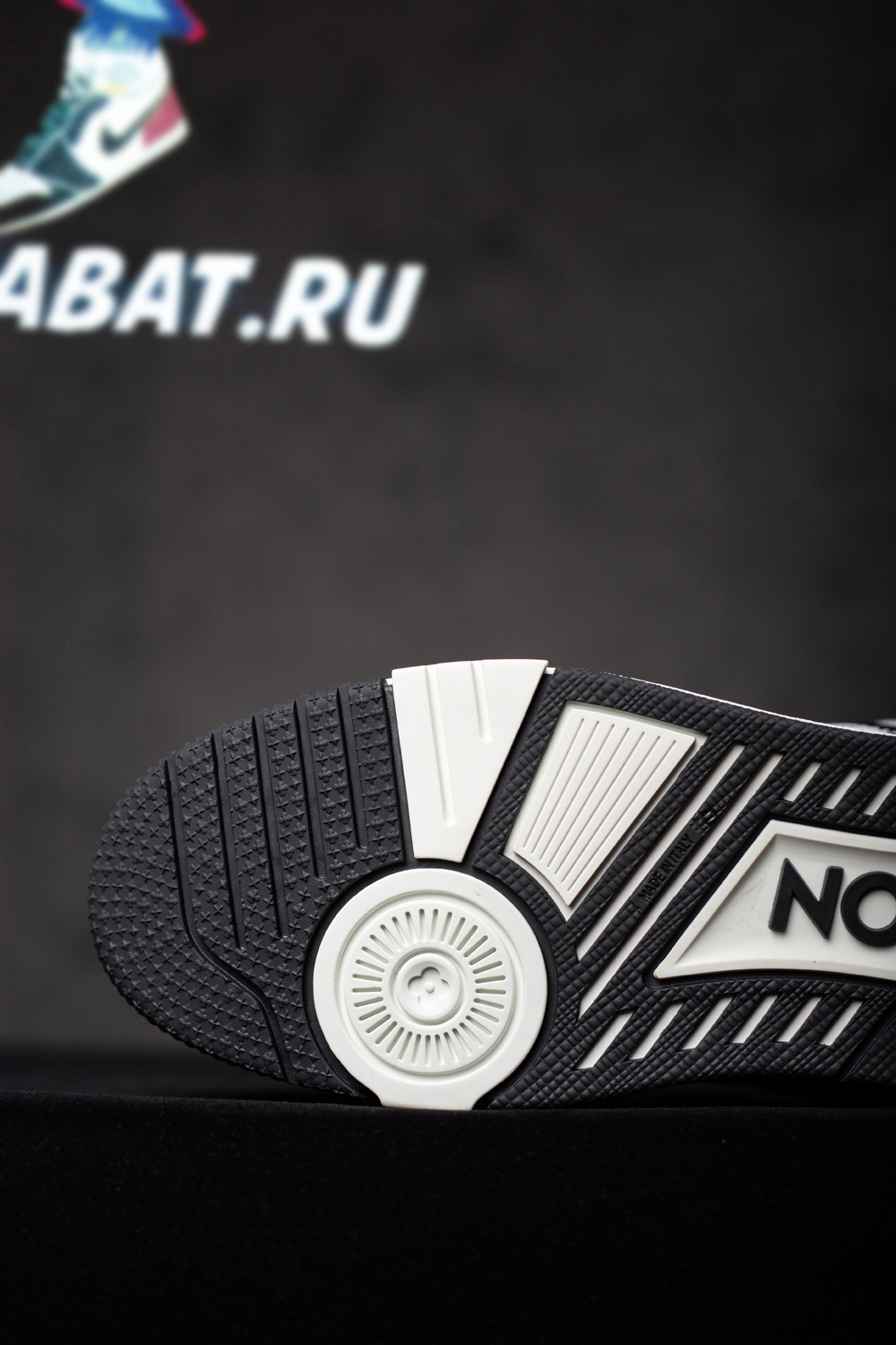 l0*is V*t0n trainer white black