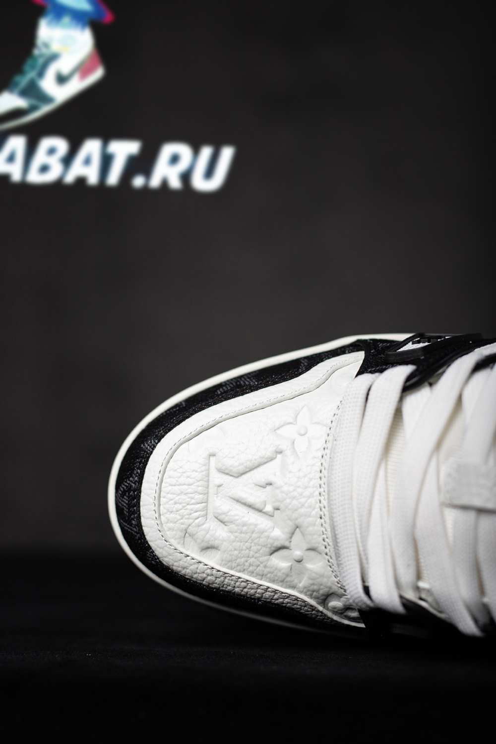 l0*is V*t0n trainer white black