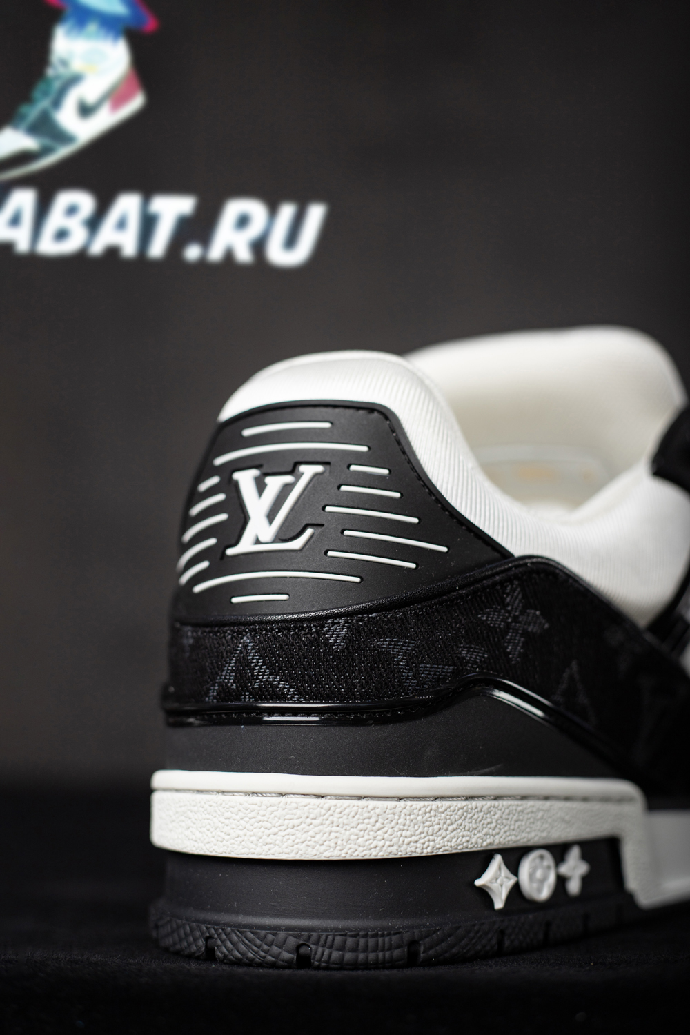 l0*is V*t0n trainer white black