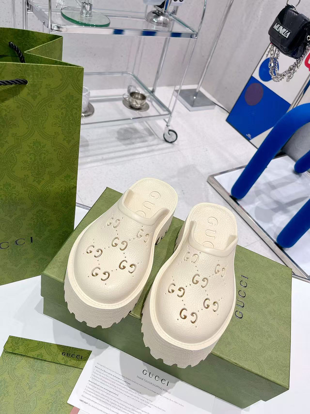 G*u*i wmns platform perforated g sandal 