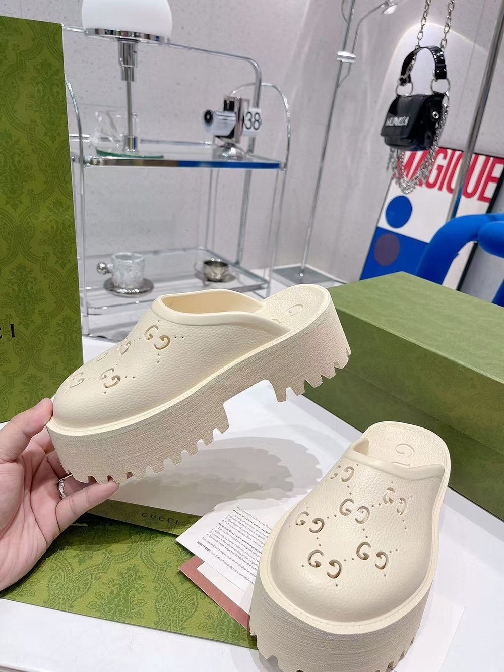 G*u*i wmns platform perforated g sandal 