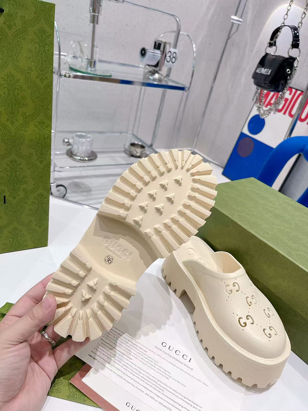 G*u*i wmns platform perforated g sandal 