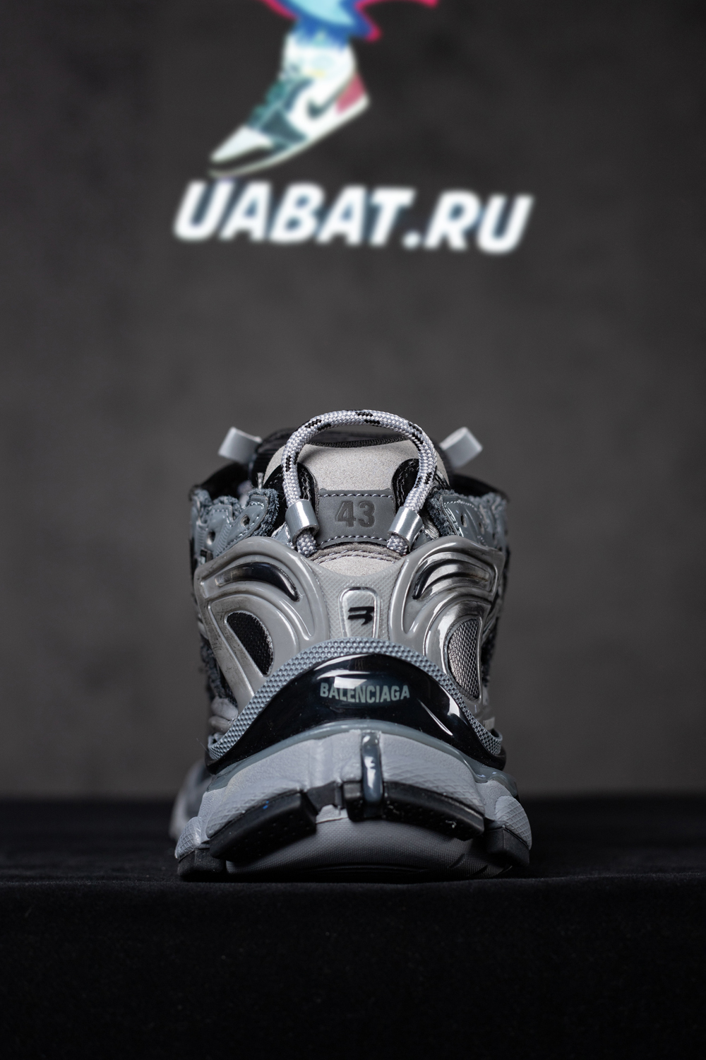 Ba*len*cia*ga runner sneaker 