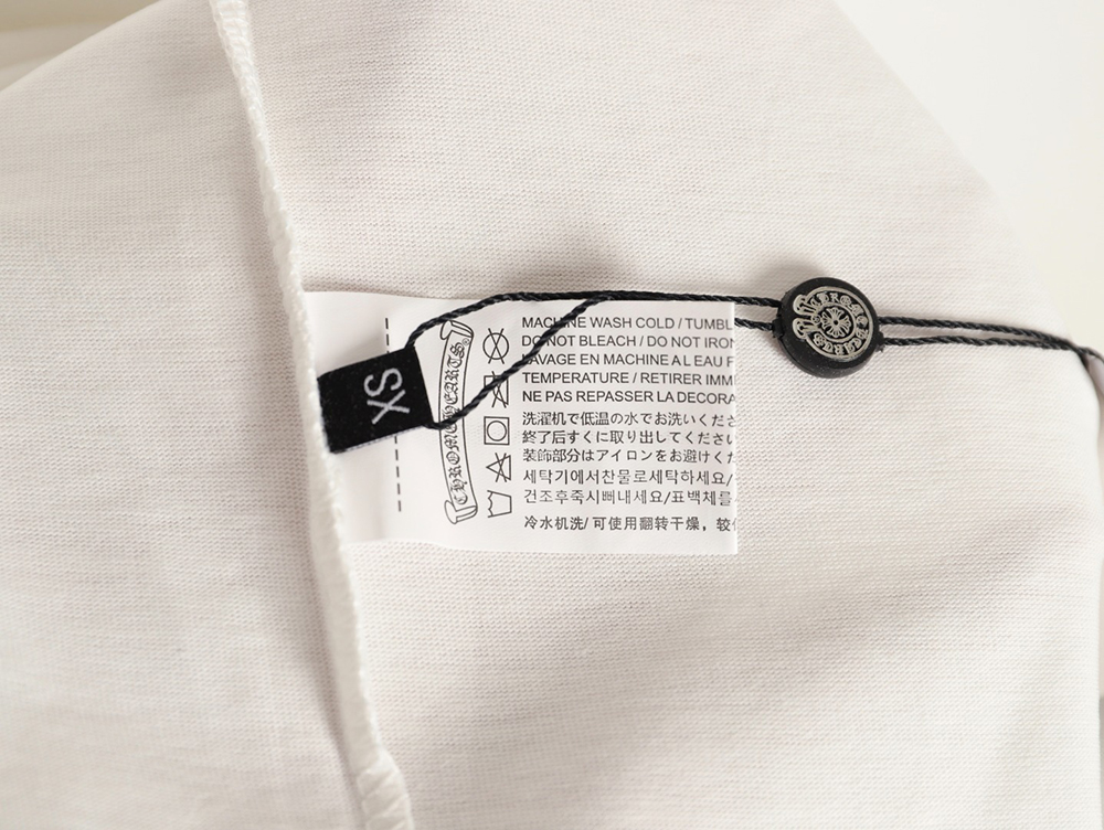 Ch**me He**ts neckline colorful sanskrit round neck long sleeves