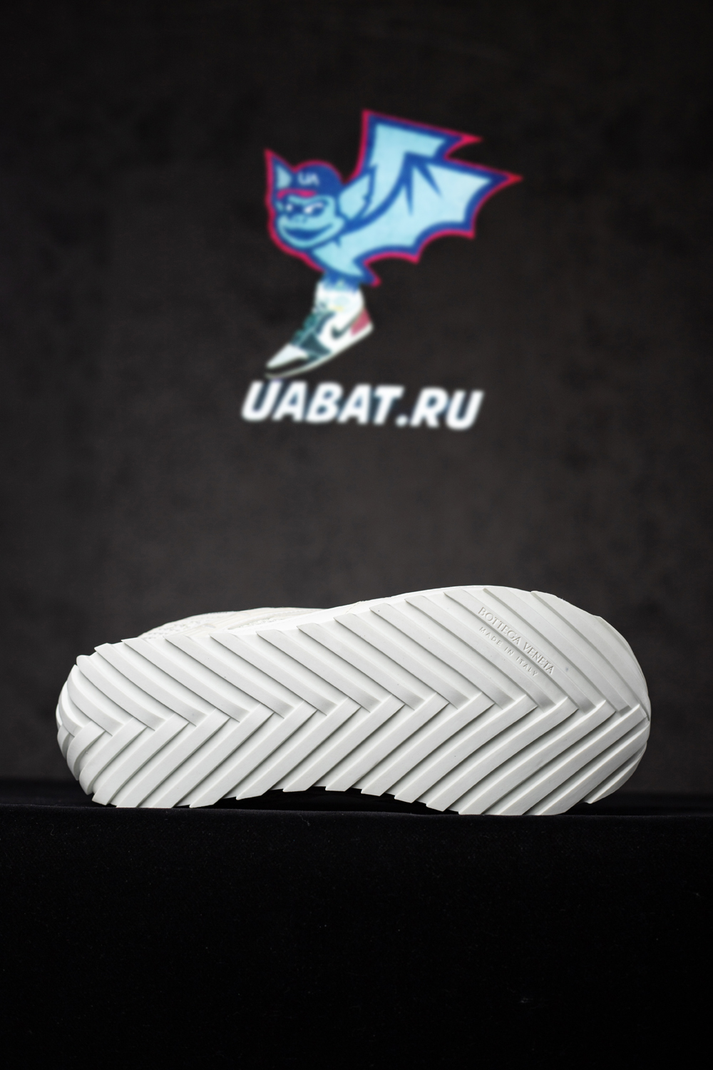 bo*te*ga Ve*ne*ta orbit runner sneaker 