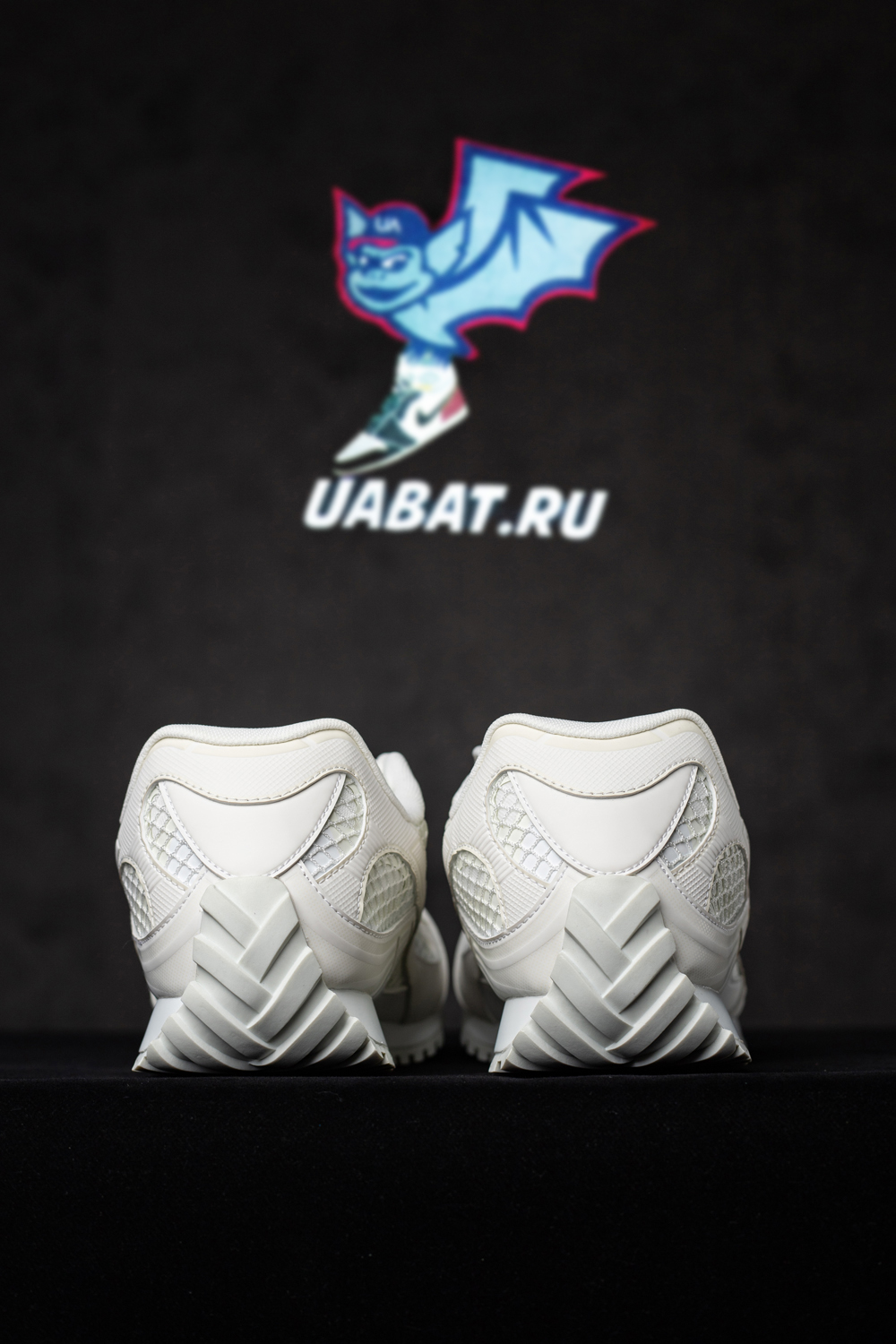 bo*te*ga Ve*ne*ta orbit runner sneaker 