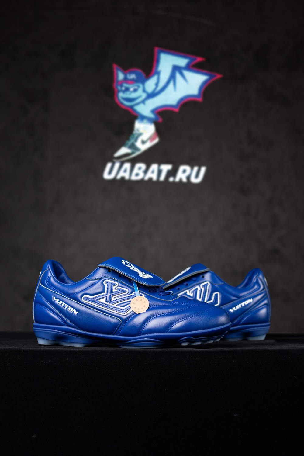 l0*is V*t0n footprint soccer sneaker 1ahdp9