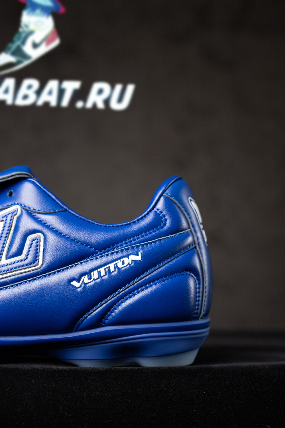 l0*is V*t0n footprint soccer sneaker 1ahdp9