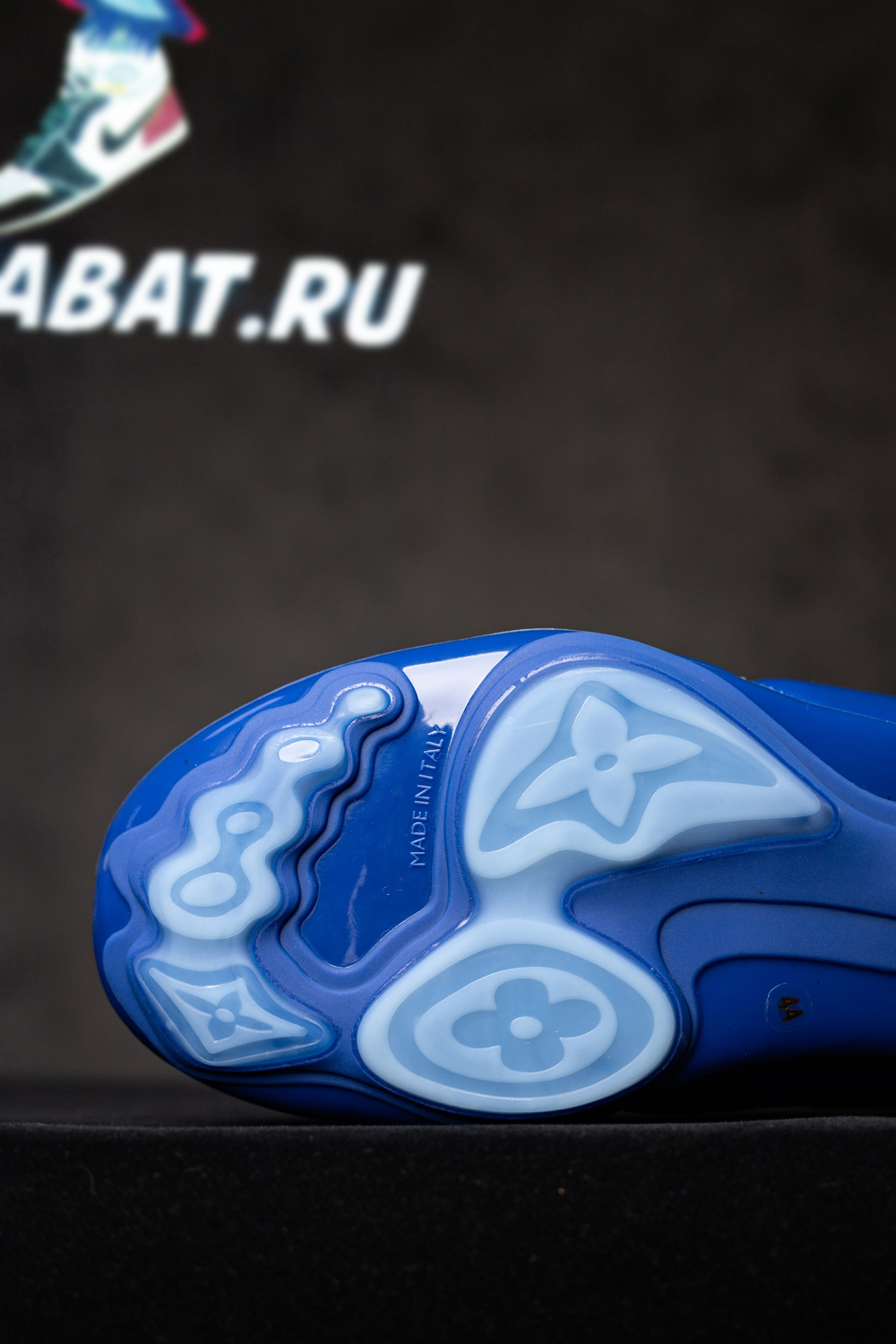 l0*is V*t0n footprint soccer sneaker 1ahdp9