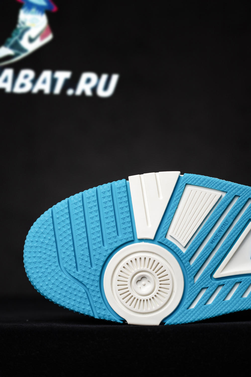 l0*is V*t0n trainer low 